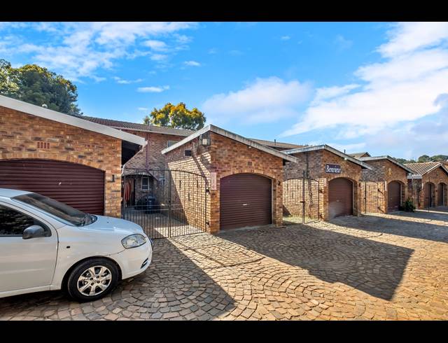 2 BEDROOM TOWNHOUSE FOR SALE IN WINDSOR WEST
